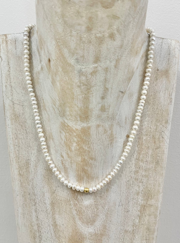 Collana con dettaglio centrale