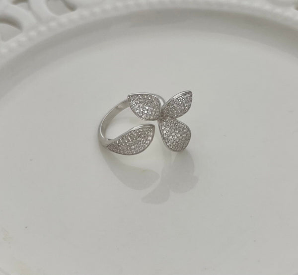 Ring with flower