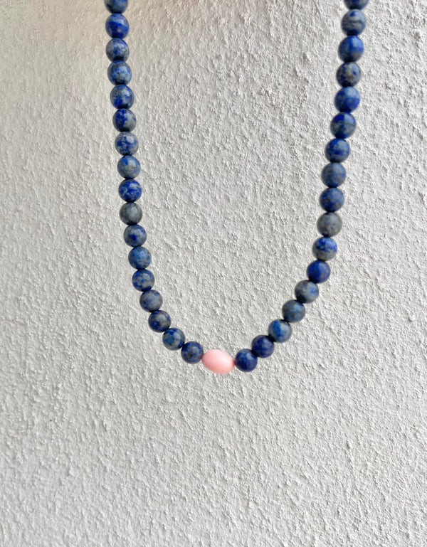 Collana in lapis naturale con sasso rosa in resina