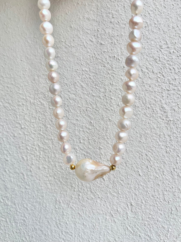 ✨ Collana di Perle Naturali con Perla Barocca e Dettagli Dorati