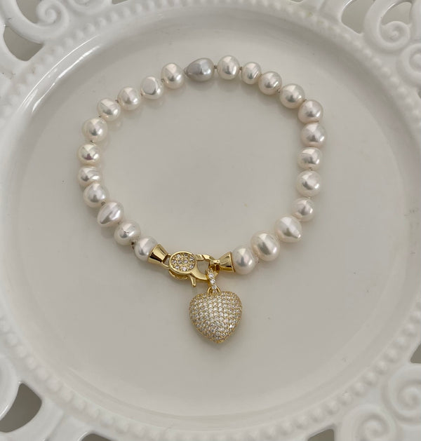 Bracciale in perle naturali con cuore dorato e zirconi