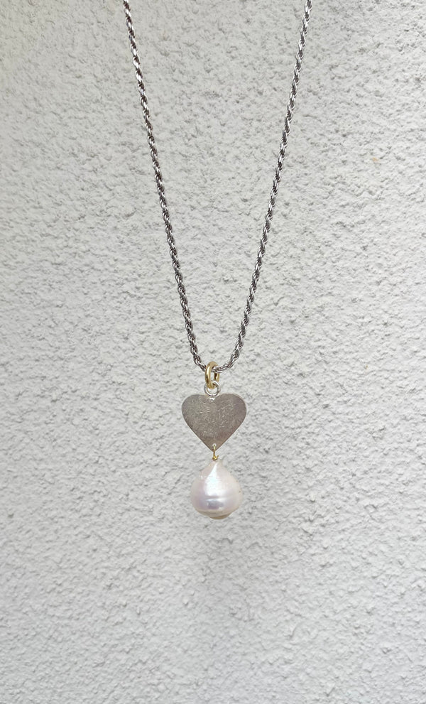 Collana con cuore martellato e perla naturale