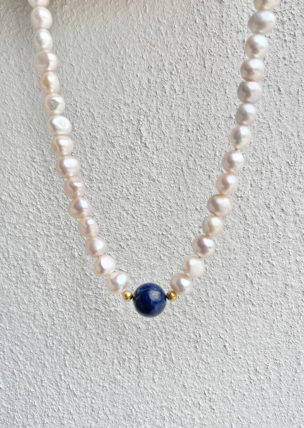 Collana in perle di acqua dolce con lapis e dettagli in argento dorato